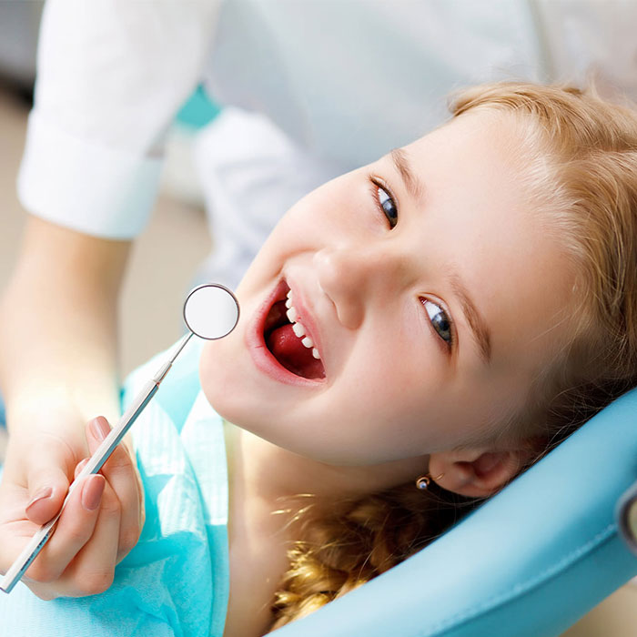 دندانپزشکی اطفال چیست؟ و چه خدماتی ارائه میکند؟